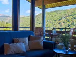 莫略Can Geneta的山景客房内的蓝色沙发