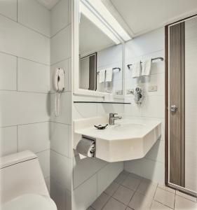 万里区福泰翡翠湾渡假饭店的白色的浴室设有水槽和卫生间。
