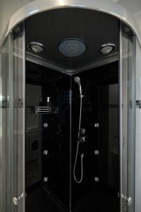 讷韦尔Le Faidherbe style Appart' Hôtel - WIFI gratuit - Parking Gratuit Calme et Lumineux的带淋浴的浴室和玻璃门