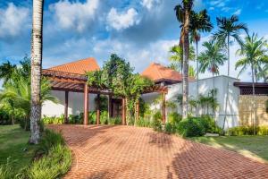 CajuilesBeautiful and Comfortable Four Bedroom Villa的享有棕榈树房屋的外部景色