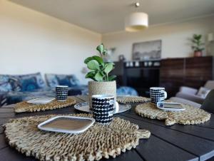 卡拉约基Timantti Apartments by Hiekka Booking的桌子上放有盘子和杯子