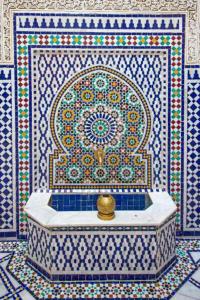 非斯Riad Rayhana的一间带浴缸的浴室和瓷砖墙