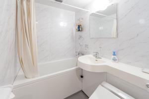 SukawaFuji Shoei Hall - Vacation STAY 09374v的白色的浴室设有水槽和淋浴。