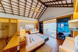 Felidhoo Cinnamon Velifushi Maldives的一间卧室配有一张床,享有海景