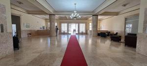 特雷索波利斯Studios no vintage "Higino Palace Hotel"的大楼内铺有红地毯的大大厅