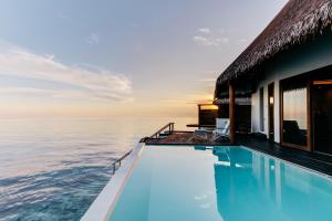 Felidhoo Cinnamon Velifushi Maldives的毗邻大海的别墅 - 带游泳池