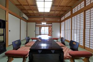 京都Kyo-machiya Stay WAKA Fushimiinari的一间会议室,配有桌椅