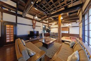京都Kyo-machiya Stay WAKA Fushimiinari的客厅配有沙发和桌子