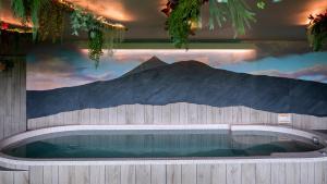 萨莱Logis Hôtel Restaurant & Spa les Remparts的一座拥有山壁画的游泳池