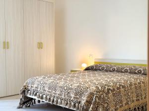兰恰诺Dimora Fonte Grande的一间卧室配有带图案床罩的床