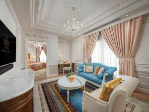 澳门Palazzo Versace Macau的客厅配有蓝色的沙发和桌子