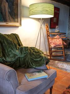 Peñarroya de TastavinsSantuario Virgen de la Fuente的客厅配有一张沙发,上面有一条毯子