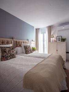 Pinos del ValleFinca Casabela的一间卧室配有一张大床和一张大床