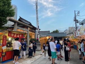 东京Sky Tree INN Ⅱ（晴樹宿Ⅱ）的站在食品摊外的一群人