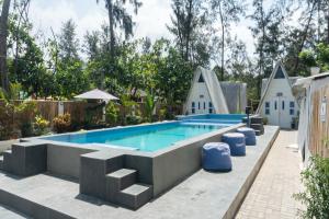 ZambalesCostas De Liwa Bar & Beach Resort的后院的游泳池