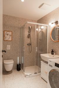 科佩尔Koper Seaside Residence的带淋浴、卫生间和盥洗盆的浴室