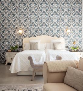 Pinos del ValleFinca Casabela的一间卧室配有两张带蓝白墙纸的床