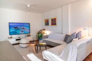 科佩尔Koper Seaside Residence的客厅配有白色沙发和电视