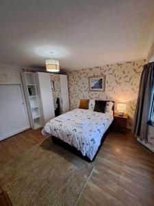 昂肯Bungalow Three Bedroom The Park Onchan Isle of Man的卧室配有一张床