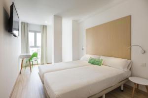 巴塞罗那巴塞罗那时尚客房酒店的一间卧室配有一张带绿色枕头的大床