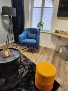 巴特萨尔茨乌夫伦Mastersuite的客厅配有蓝色椅子和桌子