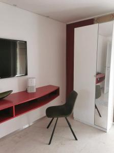 多恩比恩Komfortables Zimmer in ruhiger Wohnlage, inkl. Tax的红色书桌的房间的绿色椅子