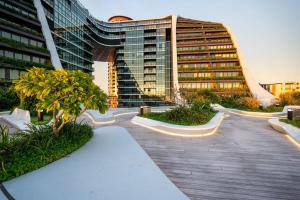 悉尼Contemporary 2-Bed Apartment Minutes to City的前面有走道的大建筑