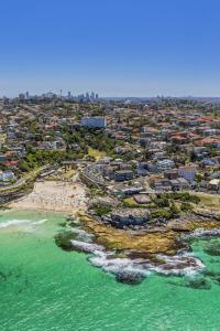 悉尼Art Deco Coastal Living, Minutes to the Sand的享有海滩和海洋的空中景致