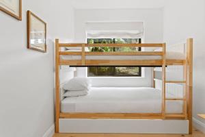 悉尼Boutique 2-Bed with Stunning Sydney Harbour Views的带双层床的双人间内的双层床