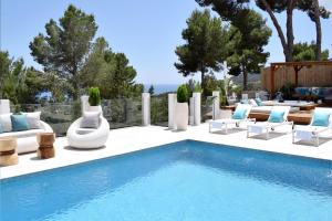 圣何塞德萨塔莱阿Teodoro - Ibiza的一个带躺椅的游泳池和一个游泳池