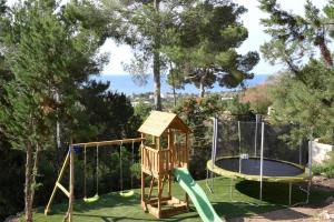 圣何塞德萨塔莱阿Teodoro - Ibiza的一个带滑梯和蹦床的游乐场