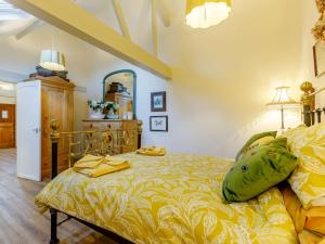 1 Bed in Pershore 87365的一间卧室配有一张黄色棉被的床