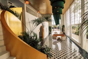 洛斯克里斯蒂亚诺斯Hotel Estefania Boutique Suites的大厅里种植了植物,在大楼里摆放着沙发