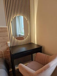 哥德堡Premium Avkoppling Tre Rum av Perfektion的镜子和椅子,位于带桌子的房间