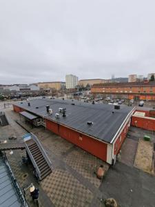 哥德堡Premium Avkoppling Tre Rum av Perfektion的金属屋顶建筑的顶部景观