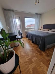 哥德堡Premium Avkoppling Tre Rum av Perfektion的一间卧室配有一张床和盆栽植物