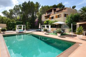 圣若法尔萨克鲁Villa Claudia - Ibiza的房屋前的游泳池