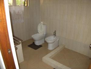 普拉兰罗斯玛丽宾馆的一间带卫生间和坐浴盆的浴室
