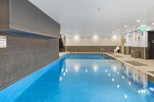 墨尔本Unbeatable 2-Bed Apartment In City Centre的大楼里的一个大型蓝色游泳池