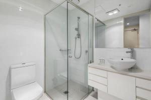 墨尔本Modern 2-bed St Kilda Apartment Near Shops的带淋浴、卫生间和盥洗盆的浴室