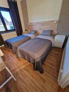 哥德堡Lugn och skön lägenhet centralt.的一间卧室设有两张床和窗户。
