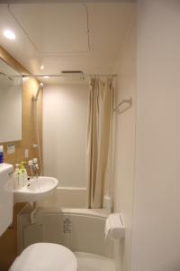 东京West side Shinjuku-gyoen ウエストサイド新宿御苑 #MGW的浴室配有卫生间、盥洗盆和淋浴。