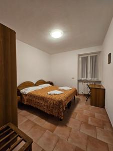 东塞斯特里VILLA GLAUER - D'AMICO的一间卧室配有两张床和一张桌子