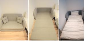 东京West side Shinjuku-gyoen ウエストサイド新宿御苑 #MGW的一张沙发和一张位于房间的床的两张照片