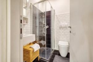 米兰Cozy Wozy Studio的一间带玻璃淋浴和卫生间的浴室