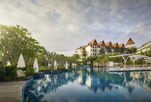 Kampong Alor GajahPARKROYAL A'FAMOSA MELAKA RESORT的度假酒店游泳池的 ⁇ 染