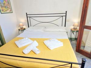 维拉西米乌斯La Terrazza的黄色毯子上床,带两条白色毛巾