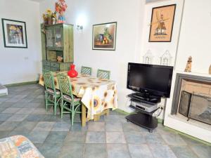 维拉西米乌斯La Terrazza的客厅配有桌椅和电视