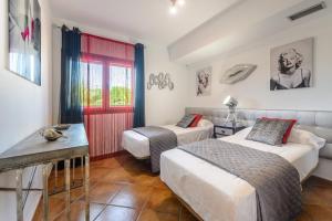 Sant Francesc de s'EstanyVilla Marissa - Ibiza的酒店客房设有两张床和一张桌子。