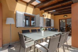 Sant Francesc de s'EstanyVilla Marissa - Ibiza的一间带桌椅的用餐室